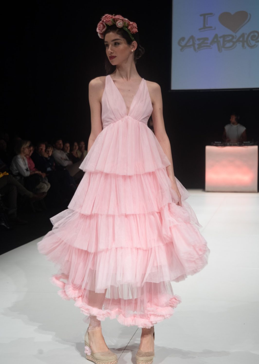 Vestido tul rosa con volantes y espalda al aire