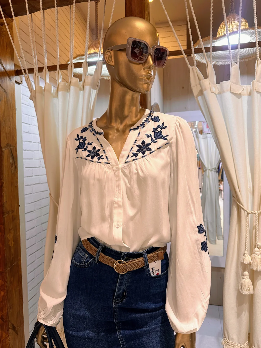 Camisa bordada en manga larga