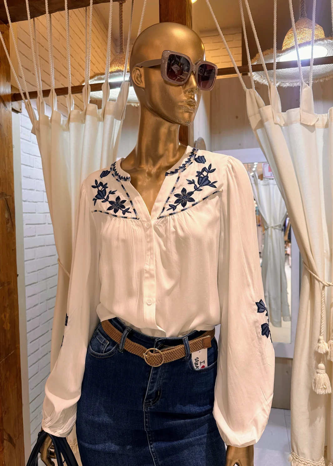 Camisa bordada en manga larga