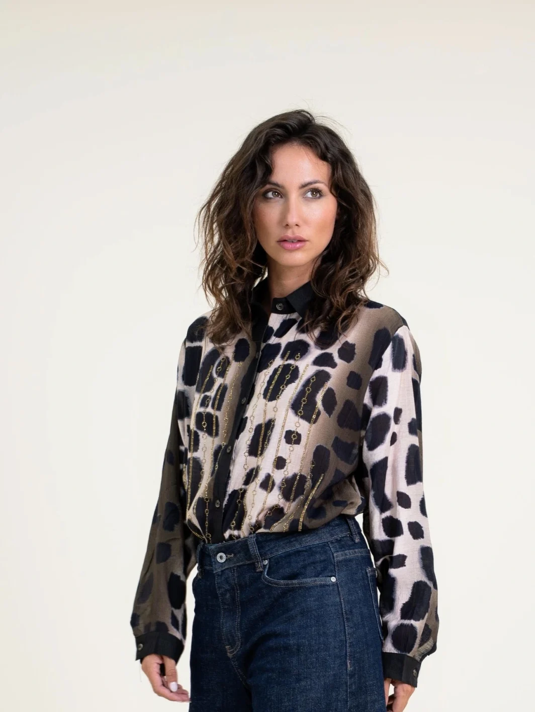 Camisa Estampada Oversize con Bordado Dorado