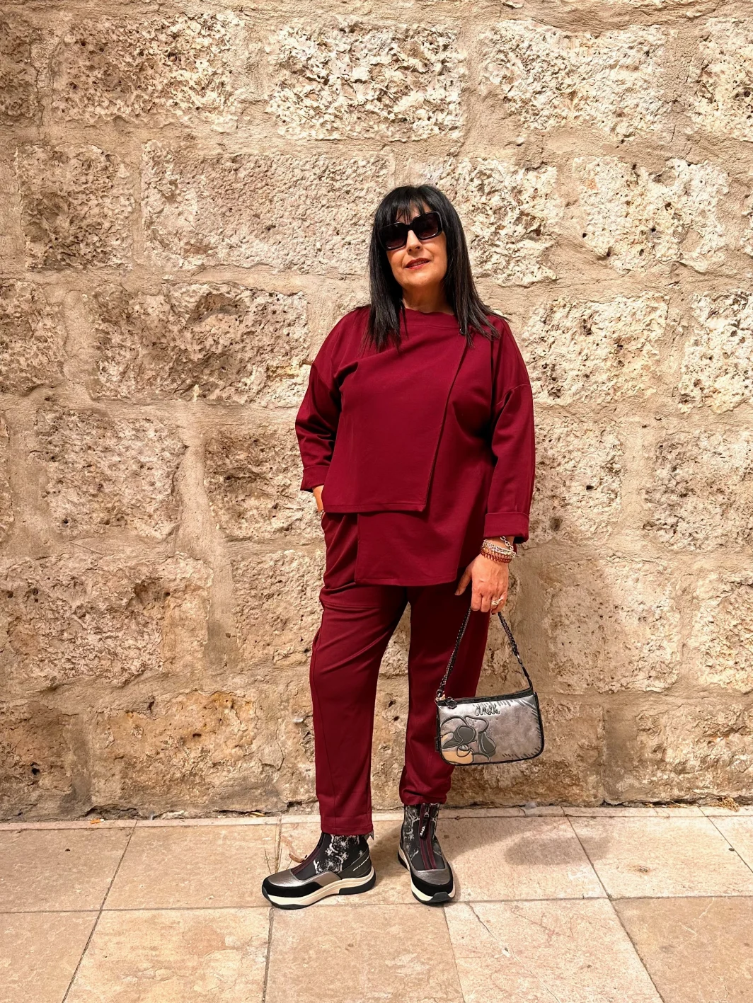 . Pantalón con bolsillos y cintura elástica