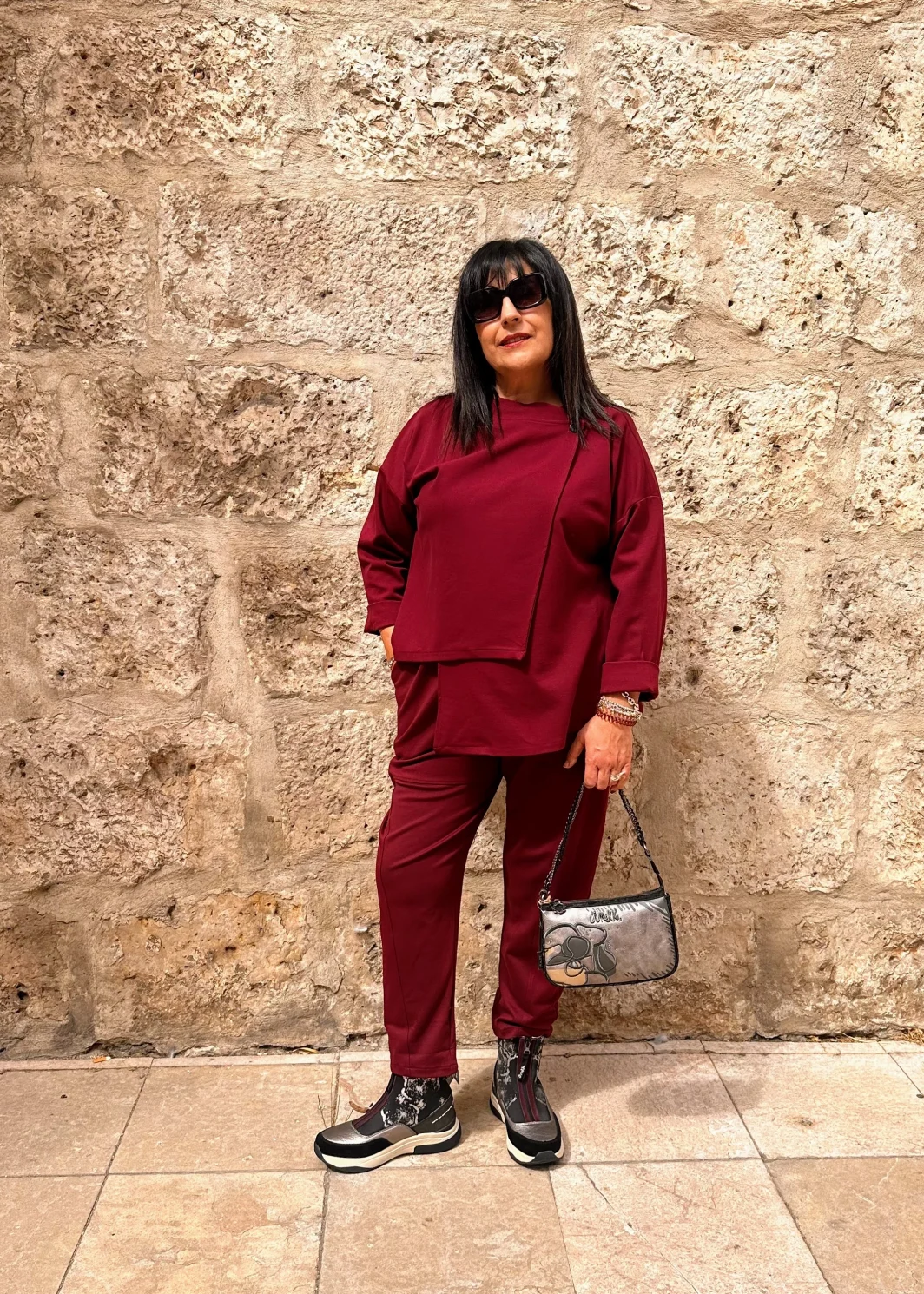 . Pantalón con bolsillos y cintura elástica