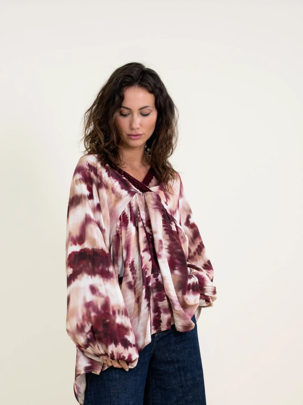 Blusa Oversize con Escote V y Ganchillo – Estilo Bohemio Chic