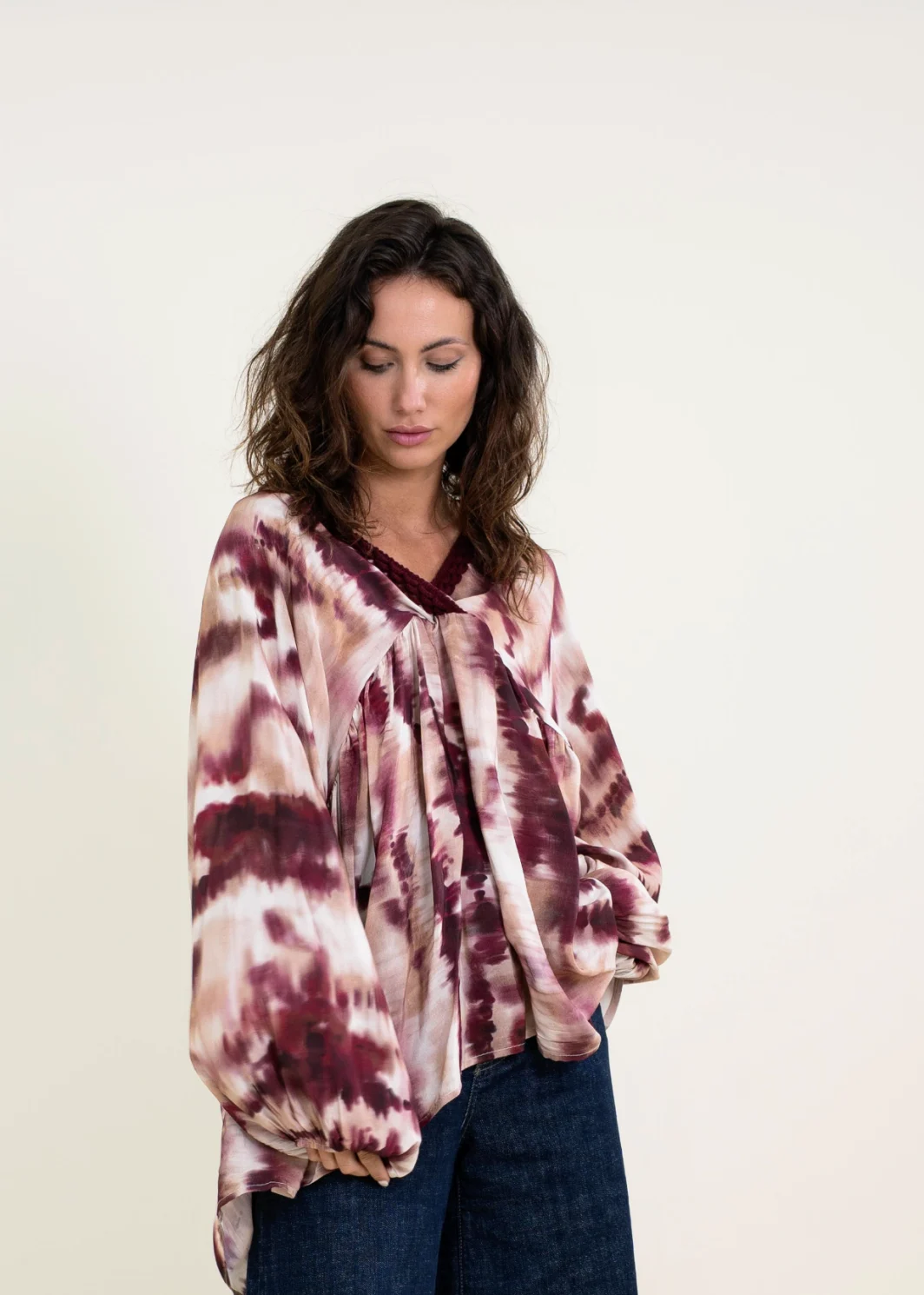 Blusa Oversize con Escote V y Ganchillo – Estilo Bohemio Chic